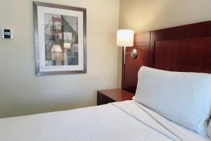 Postel nebo postele na pokoji v ubytování Four Points by Sheraton San Rafael Marin County