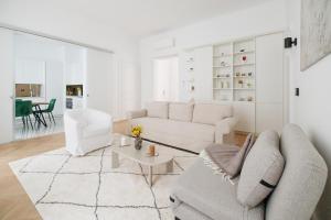 Una sala de estar con un sofá y dos sillas y una mesa. en Ultra Spacious 3-Bedroom 3-Bath Steps from Vienna's Historic Heart, en Viena