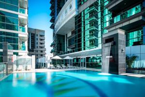 ein Swimmingpool mitten in einem Gebäude in der Unterkunft Four Points by Sheraton Sharjah in Schardscha
