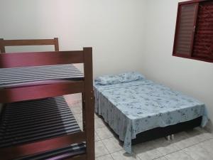 a bedroom with a bunk bed next to a bunk bed gmaxwell gmaxwell gmaxwell at casa de temporada Império 1 in Olímpia +12 photos