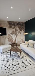 a living room with two beds and a coffee table at Casa Bellissima Entièrement Climatisée in La Machine