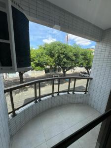 GuarabiraFlat Suíte com varanda的浴室设有窗户,享有街道景色