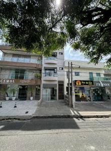 GuarabiraFlat Suíte com varanda的建筑物前的空荡街道