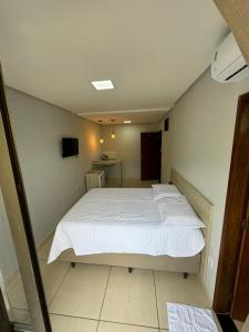 GuarabiraFlat Suíte com varanda的房间里有一张白色大床的卧室 更多2张照片