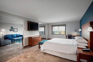 Postel nebo postele na pokoji v ubytování Four Points by Sheraton Anaheim