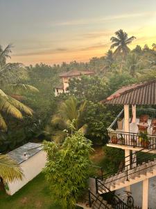 een uitzicht op een huis met een balkon en bomen bij One Bhakthi in Ahangama +67 foto's