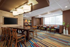 una sala de conferencias con una mesa grande y sillas en Fairfield Inn by Marriott Philadelphia West Chester/Exton, en Exton