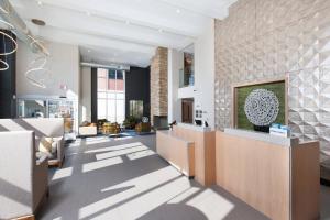 ピッツバーグにあるFairfield by Marriott Pittsburgh Downtownのフロントデスクのある店舗のロビー