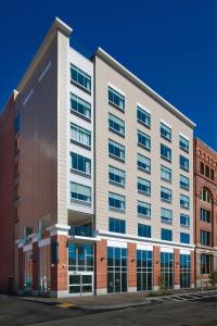 ピッツバーグにあるFairfield by Marriott Pittsburgh Downtownの大きな白い建物
