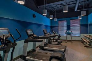 Fitness centrum a/nebo fitness zařízení v ubytování Four Points by Sheraton Midland