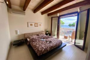sypialnia z łóżkiem i widokiem na ocean w obiekcie Boutique House w mieście Torre Grande