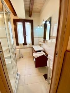 łazienka z umywalką i prysznicem w obiekcie Boutique House w mieście Torre Grande