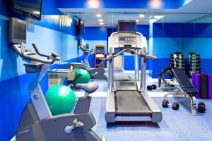 Four Points by Sheraton San Jose Downtown的健身中心和/或健身设施
