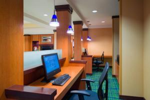 TV a/nebo společenská místnost v ubytování Fairfield Inn & Suites Lock Haven