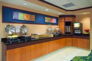 Kuchyň nebo kuchyňský kout v ubytování Fairfield Inn & Suites Lock Haven