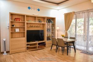 TV a/nebo společenská místnost v ubytování Vimala Hills Villa 2BR atau 3BR