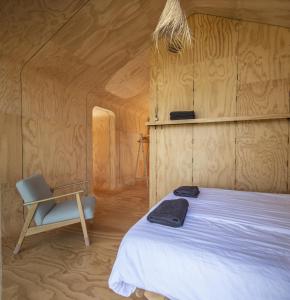 Giường trong phòng chung tại Lakehouses luxe family holiday house 6 pers