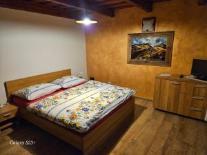 Postel nebo postele na pokoji v ubytování Chata pod Chopkom + 32 fotografií