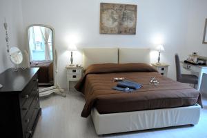 1 dormitorio con cama y espejo grande en Aquarius Inn en Roma