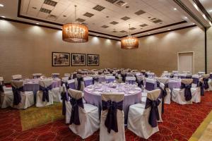 een feestzaal met tafels met paars en wit linnen bij Chicago Marriott Midway in Bedford Park +50 foto's