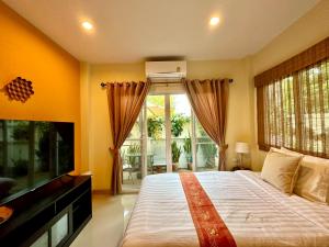 Un dormitorio con una cama y una ventana grande. en Modern Thai Style Garden Home, en Chiang Mai 40 fotos más