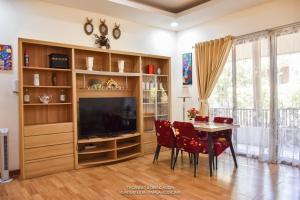 TV a/nebo společenská místnost v ubytování Vimala Hills Villa & Resort