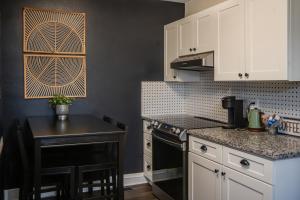 Dapur atau dapur kecil di Joyful Bright1-BR , Fenced Pet Friendly Yard With Garage