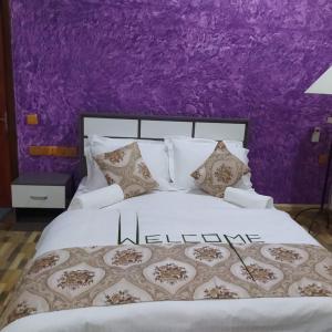 Postel nebo postele na pokoji v ubytování Ikhfa Guest House