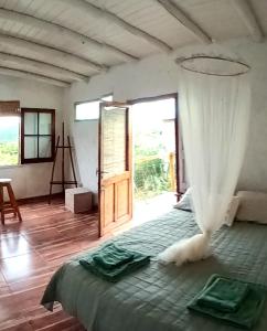 een slaapkamer met een bed in een kamer met een raam bij La calendula eco cabaña in Los Hornillos