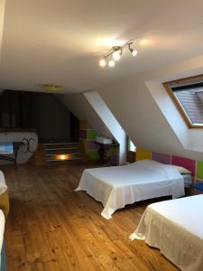 Un dormitorio con dos camas en un ático. en Maison spacieuse avec piscine chauffée, en Souillé 8 fotos más