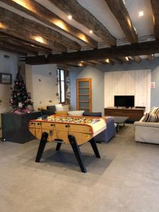 sala de estar con mesa de billar y árbol de Navidad en Maison spacieuse avec piscine chauffée, en Souillé