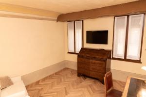 TV a/nebo společenská místnost v ubytování B&B al Torrione Belluno