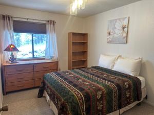 En eller flere senge i et værelse på Hummingbird Hollow