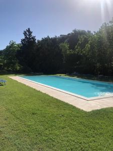 Bazén v ubytování Cascina De' Fagiolari nebo v jeho okolí