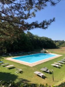 Bazén v ubytování Cascina De' Fagiolari nebo v jeho okolí