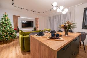TV a/nebo společenská místnost v ubytování Jacuzzi & Sauna Skyview