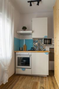 a kitchen with a stove and a microwave at Estudio completo a estrenar en Triana in Seville