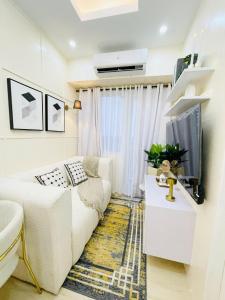 Ruang duduk di NEAR NAIA TERMINAL 1, 2, 3 Cozy Apartment at Field Residence