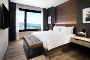 Four Points by Sheraton Josun, Seoul Myeongdong客房内的一张或多张床位
