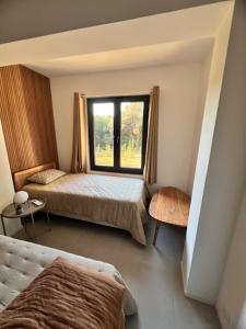 Un dormitorio con dos camas y una ventana. en Casa 115, en Pianottoli-Caldarello 37 fotos más