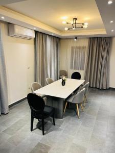 Imagine din galeria proprietății Villa Torino 2 - moderne et spacieuse avec toutes les commodités pour vous sentir chez vous în Yaoundé