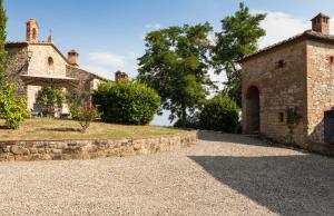 una vista exterior de un edificio con entrada de piedra en Pieve Marsina & Borgo Argenina, en Monti di Sotto