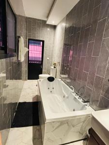 O baie la Villa Torino 2 - moderne et spacieuse avec toutes les commodités pour vous sentir chez vous