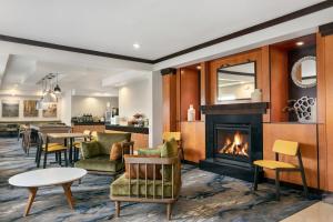 Posezení v ubytování Fairfield Inn & Suites Stillwater
