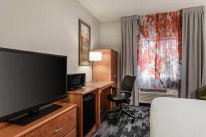 TV a/nebo společenská místnost v ubytování Fairfield Inn & Suites Stillwater