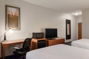 TV a/nebo společenská místnost v ubytování Fairfield Inn & Suites Stillwater