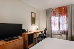 TV a/nebo společenská místnost v ubytování Fairfield Inn & Suites Stillwater