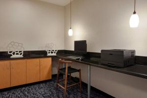 TV a/nebo společenská místnost v ubytování Fairfield Inn & Suites Stillwater