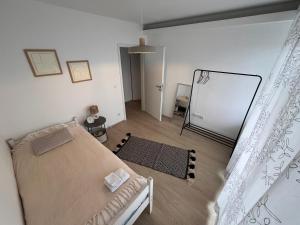 a living room with a bed and a mirror at Gemütliche 3 Zimmer Wohnung mit Balkon und Fernblick in Nürnberg