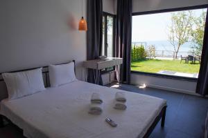 a bedroom with a bed and a large window at SAPANCA JOWA in Sapanca +4 photos